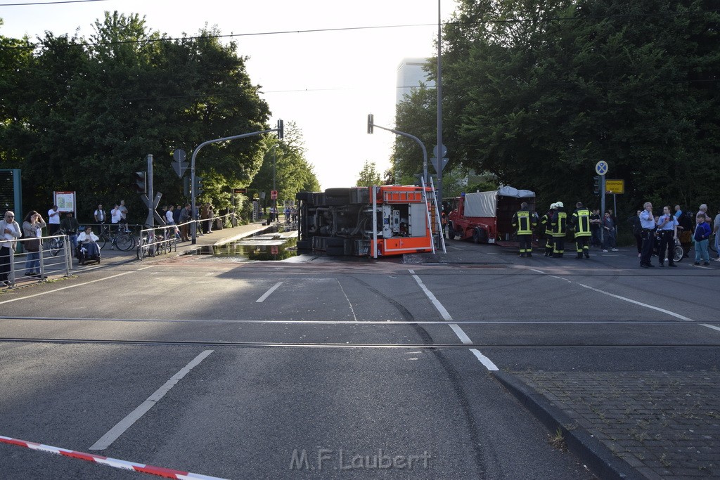 TLF 4 umgestuerzt Koeln Bocklemuend Ollenhauer Ring Militaerringstr P050.JPG - Miklos Laubert